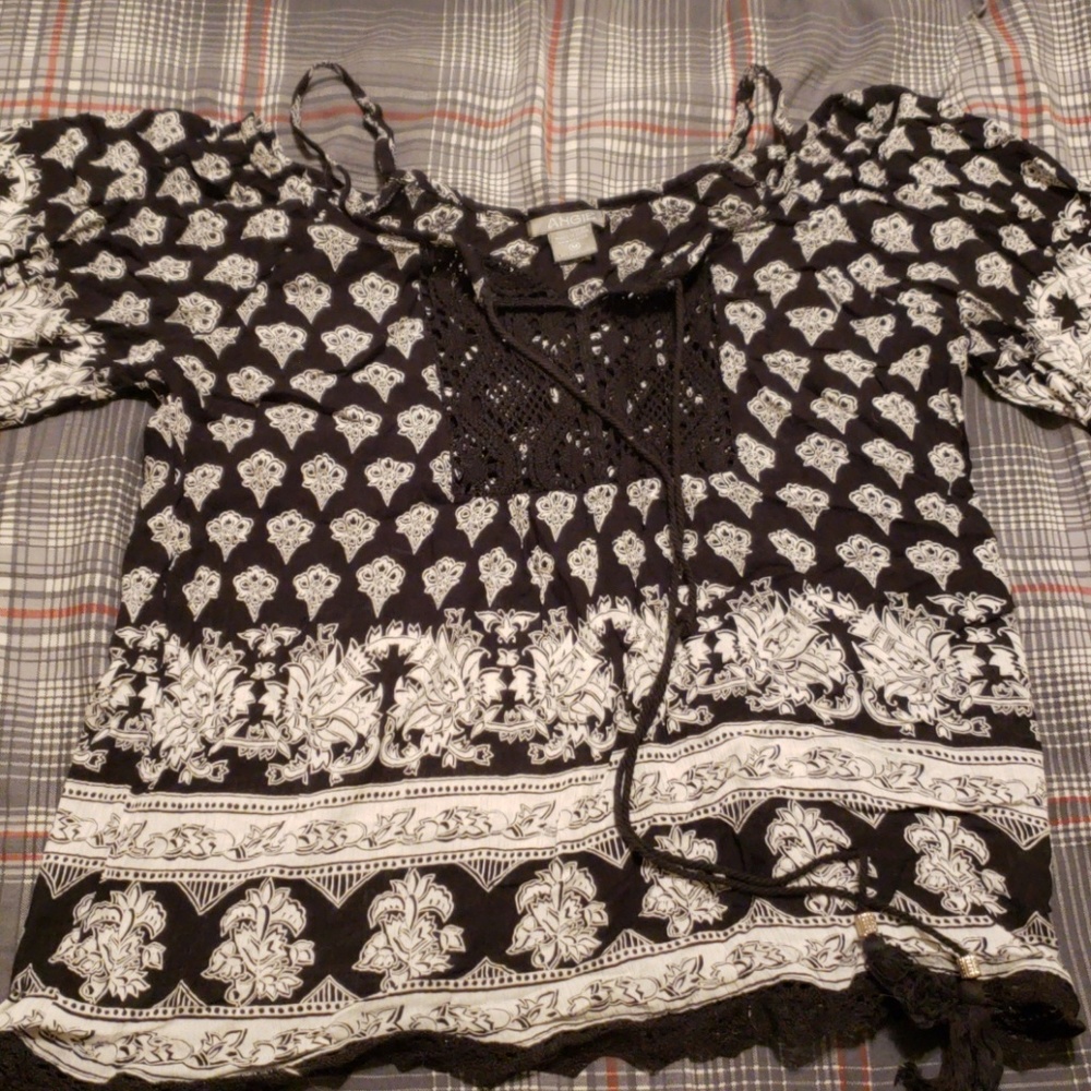 5/$30 Cold shoulder gypsy top